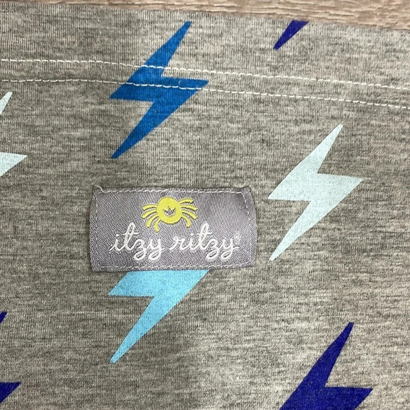 Itzy Ritzy Mom Boss 4 in 1 multi-use car seat cover nursing cover Lightening - Picture 3 of 13